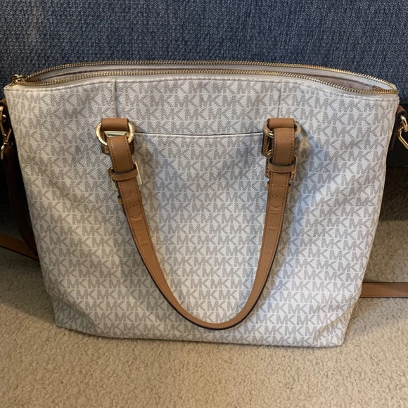 Micheal Kors Work/Laptop Tote - Picture 3 of 8